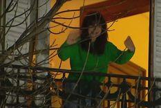 Cristina Kirchner salió al balcón tras el permiso de la Justicia Cristina Kirchner salió al balcón tras el permiso de la Justicia