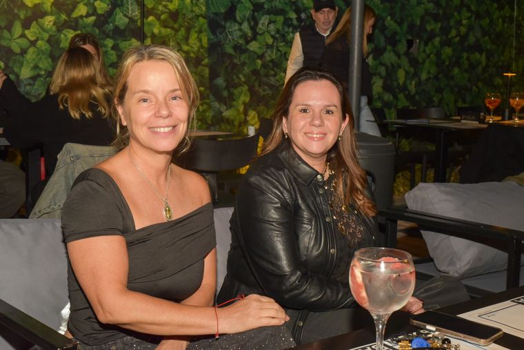 María del Valle Aguinaga junto a Carla Prado. María del Valle Aguinaga junto a Carla Prado.