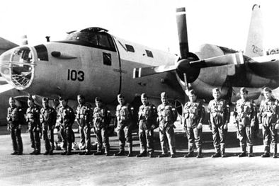 MDZol | El avión Neptune y su tripulación, antes de partir. Foto: Irizar.org