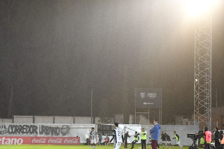El Lobo y el Granate juegan bajo una persistente llovizna en Mendoza. El Lobo y el Granate juegan bajo una persistente llovizna en Mendoza. 