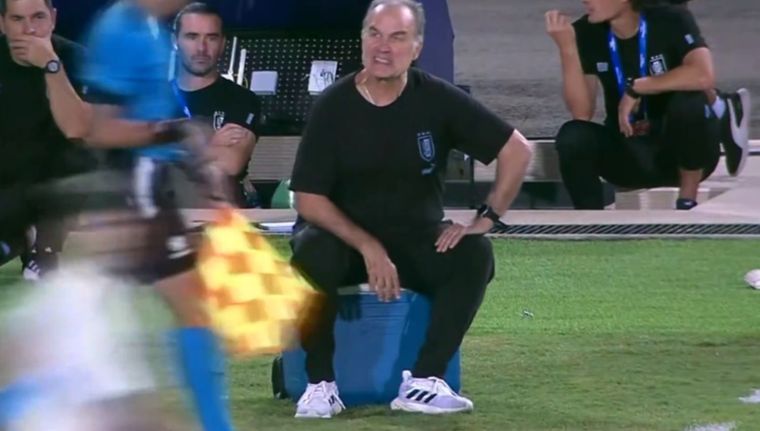 La bronca de Marcelo Bielsa durante el partido con Chile. Foto: Captura Video