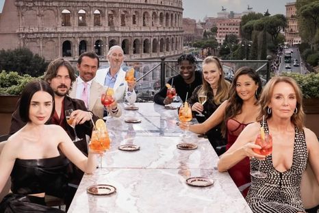 El elenco decidió suspender las grabaciones. Foto: Instagram/ Netflix/ @giulia_parmigiani_photography. El elenco decidió suspender las grabaciones. Foto: Instagram/ Netflix/ @giulia_parmigiani_photography.