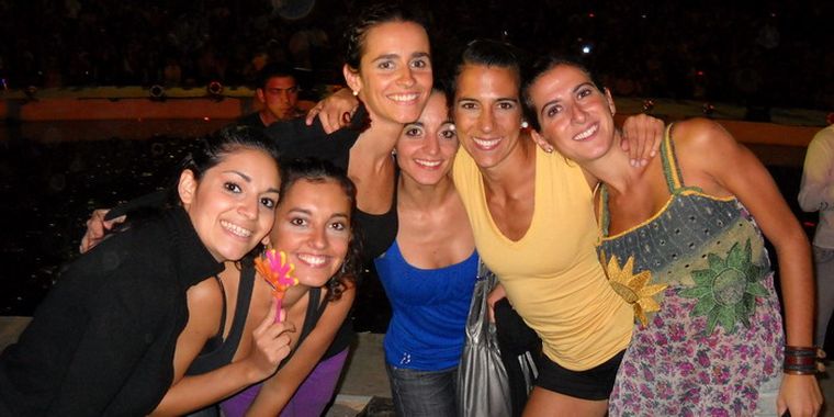 Maca Moyano, Julieta del Moral, Noelia Serna, Anabella del Moral, Emilia García y Marian Aghetoni le sacaron chispas al escenario en el recital de Bajofondo. Foto: Federico Croce / MDZ