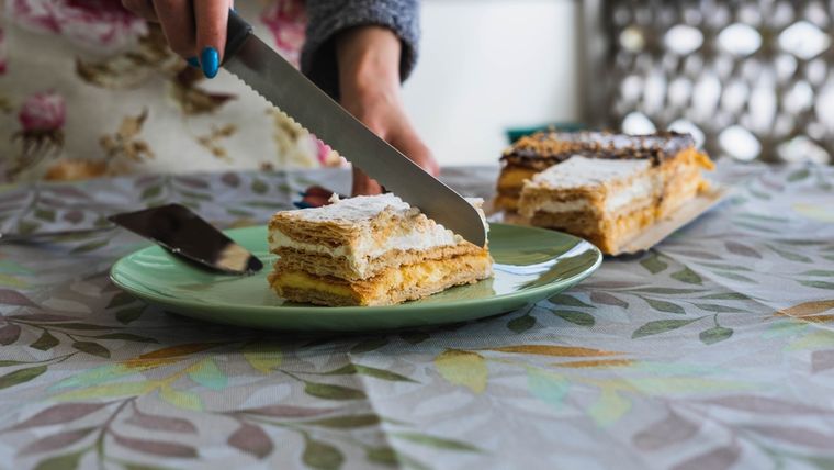 Aunque la receta tradicional lleva crema pastelera, hoy existen versiones con dulce de leche, nata o incluso frutas frescas. Aunque la receta tradicional lleva crema pastelera, hoy existen versiones con dulce de leche, nata o incluso frutas frescas.