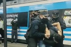 Efectivos policiales intervinieron en un brutal conflicto en el tren