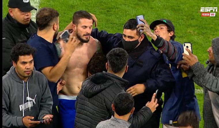 Algunos hinchas de Boca se metieron a la cancha para saludar a los jugadores. Foto: ESPN