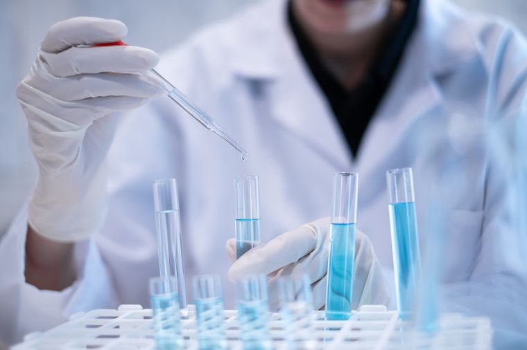 Entre los tr&aacute;mites eliminados por Anmat figuran la autenticaci&oacute;n de copias de registros, los certificados de libre sanci&oacute;n y algunas constancias relacionadas con alimentos para uso m&eacute;dico espec&iacute;fico. Foto: Shutterstock