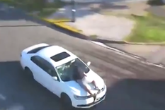 Colgado de un capot Foto: captura de video