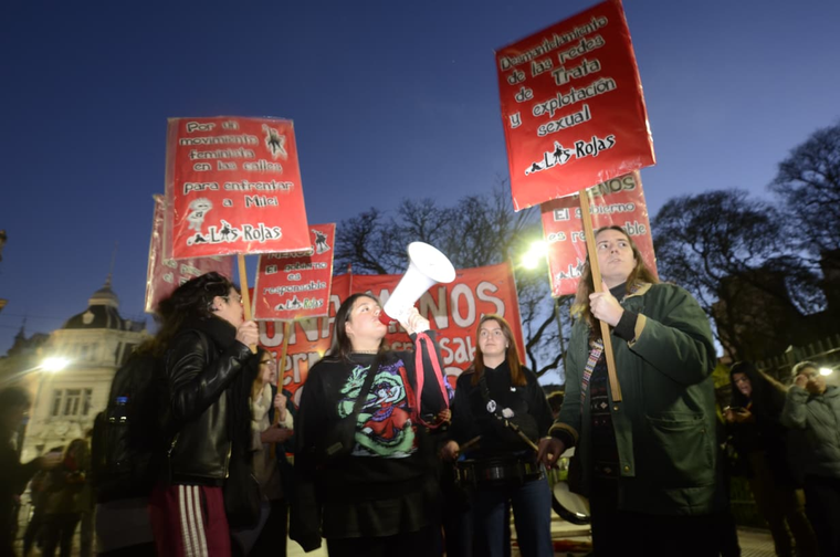 La manifestación en la Plaza de Flores por el triple crimen de Florencio Varela