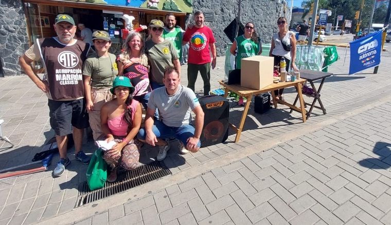 En la explanada del reloj Cu Cú de Villa Carlos Paz trabajadores de Parques Nacionales realizaron una protesta que se visibilizó en todo el país Foto: Bambacoop
