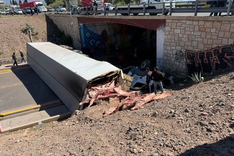 volco un camion cargado de carne y hay caos en el acceso este volco un camion cargado de carne y hay caos en el acceso este