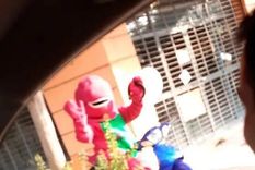 El momento en que Barney fue sorprendido por la policía cuando iba en moto a ver a su novia