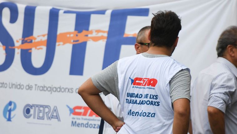 La Corte rechazó el reclamo del SUTE en una causa por el despido de una ex abogada del gremio e incrementó el monto de la indemnización.