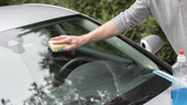 Mantener el parabrisas limpio es clave para una conducción segura. Foto: Shutterstock Mantener el parabrisas limpio es clave para una conducción segura. Foto: Shutterstock