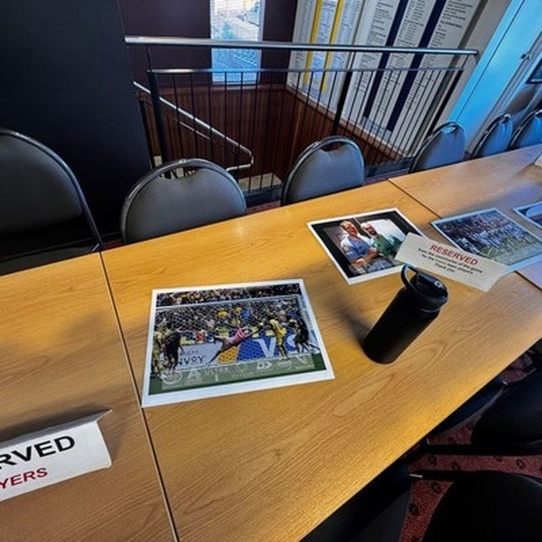 El vestuario del Auckland City fue decorado con fotos y mensajes dirigidos a Boca y a Miguel Ángel Russo. El vestuario del Auckland City fue decorado con fotos y mensajes dirigidos a Boca y a Miguel Ángel Russo.