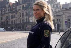 adrienne, la policia hot que revoluciona las redes