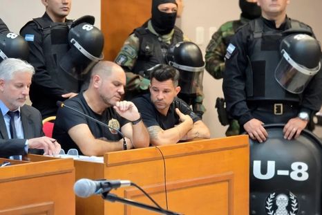 Leonardo Cositorto junto a uno de los acusados y su abogado durante el juicio Foto: NA