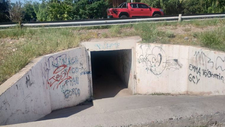 Una de las entradas al paso peatonal que, por las noches, se convierte en un territorio sin ley ni luz.