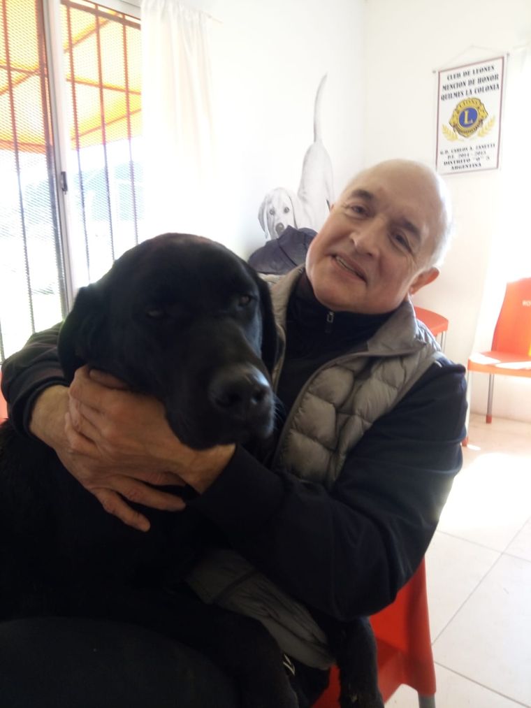 Cala es una perra guía entrenada para ayudar a Carlos a sortear los obstáculos que se presentan en la cotidianidad