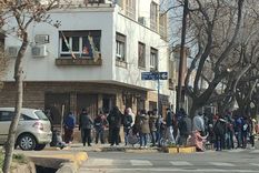 mucha gente en el consulado boliviano: ¿a que se debe?