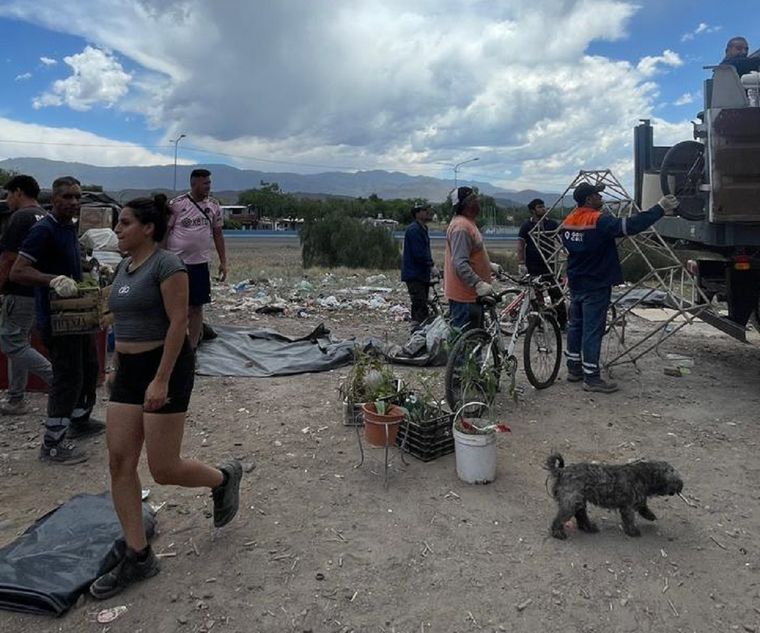 Los días anteriores de la demolición las familias pueden recuperar materiales de sus casas. Los días anteriores de la demolición las familias pueden recuperar materiales de sus casas.