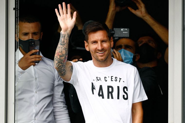La remera con la que Messi llegó a Paris se agotó en las tiendas del PSG y Adidas prepara una similar Foto: DPA