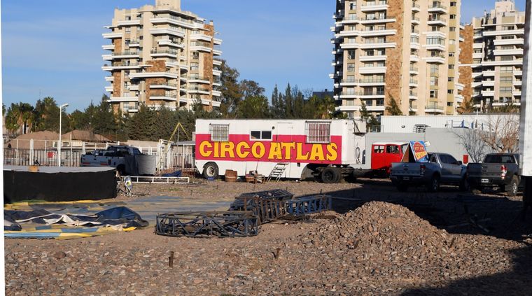 El viento Zonda voló la carpa del Circo Atlas, y los encargados del espectáculo están por definir si continúan presentando su show en Mendoza Foto: ALF PONCE MERCADO / MDZ