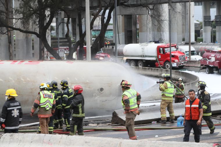 La explosión del camión de gas afectó a 28 vehículos y movilizó a cuerpos de emergencia, Guardia Nacional y personal de Protección Civil en la Ciudad de México.