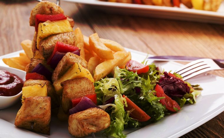 Brochetas hawaianas de pollo Una receta exquisita para hacer en minutos Foto: Shutterstock