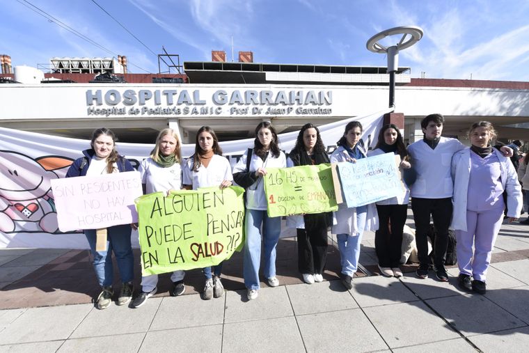 El lunes 26 de mayo, personal de salud del Hospital Garrahan inició una serie de medidas de fuerza en reclamo por una suba salarial.