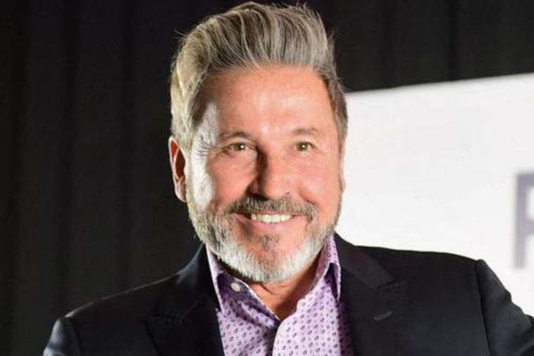 LA FOTO VIRAL DE RICARDO MONTANER Y SU FAMILIA SUBIERON A MÁS DE 20 PERSONAS A UNA CAMIONETA.