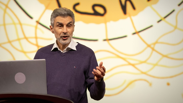 Yoshua Bengio, experto en inteligencia artificial, cree que los humanos nunca deben perder el mando total sobre el hardware. Yoshua Bengio, experto en inteligencia artificial, cree que los humanos nunca deben perder el mando total sobre el hardware.