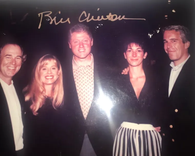 Bill Clinton, Jeffrey Epstein y su esposa Ghislaine Maxwell. Bill Clinton, Jeffrey Epstein y su esposa Ghislaine Maxwell.