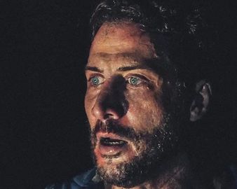 El conocido actor contó cómo llegó este atrapante thriller a sus manos y el proceso que lo llevó a convertirse en un galardonado espectáculo.
