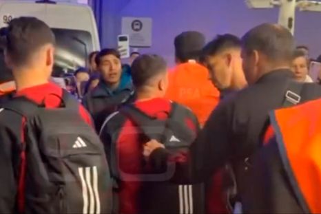 Juanfer Quintero cruzó a un hincha de River en Ezeiza. Juanfer Quintero cruzó a un hincha de River en Ezeiza.