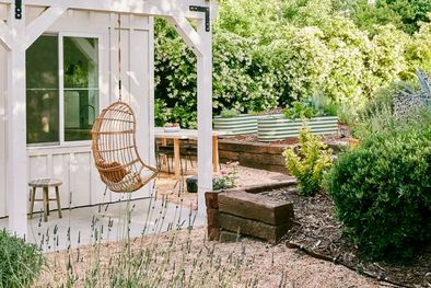 MDZol | Los materiales de jardinería pueden tener un efecto perjudicial sobre el medio ambiente debido a sus altas emisiones de carbono. Una solución es diseñar un jardín de manera sustentable Foto: Yardzen