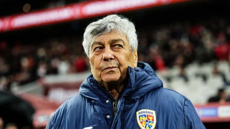 El DT de Rumania sufrió dos infartos en el hospital luego de haber renunciado a la Selección.