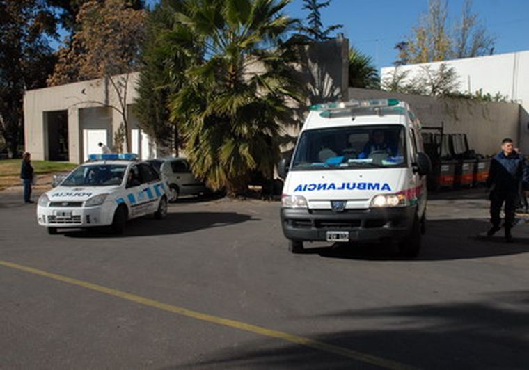 La ambulancia que trasladó al músico desde el hospital Central. Foto: Gerardo Gómez