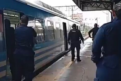 tension en el tren roca: tomo rehenes en temperley y amenaza con detonar explosivos tension en el tren roca: tomo rehenes en temperley y amenaza con detonar explosivos