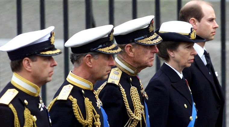 El duque de Edimburgo y sus cuatro hijos, los príncipes Carlos, Ana, Andrés y Eduardo, en el funeral de la reina madre. 2002 Foto: VanityFair.
