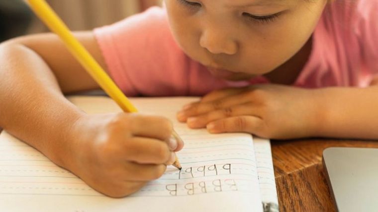 Durante el aprendizaje de la escritura los niños pueden invertir ciertas letras y números. Foto: Getty Images