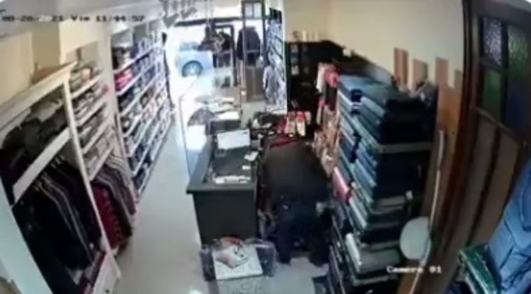 El robo quedó registrado en las cámaras de seguridad del local