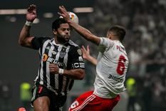 Hulk le gana la posición a Pezzella y habilita con el hombro a Deyverson, quien convertirá el primer tanto de la goleada del Mineiro ante River. Foto: Foto Baires