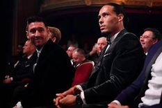 Messi y Van Dijk durante la gala del Balón del Oro. Messi y Van Dijk durante la gala del Balón del Oro.