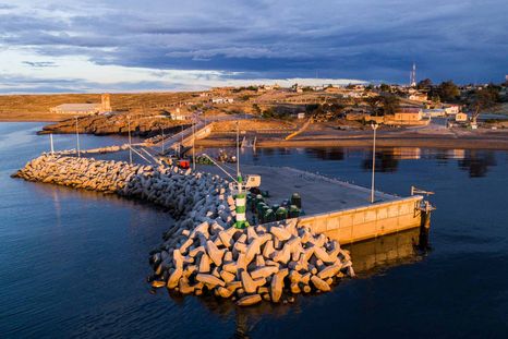 El pueblo de Camarones se asoma al Atlántico patagónico con playas abiertas y un horizonte sin interrupciones. El pueblo de Camarones se asoma al Atlántico patagónico con playas abiertas y un horizonte sin interrupciones.