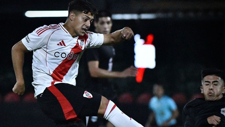 Thiago Acosta, en acción en un duelo de la Reserva de River. Foto: @RiverPlate