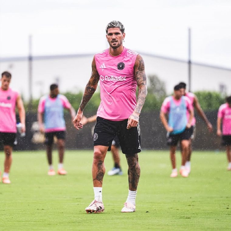 Rodrigo De Paul viajó a la Argentina durante su fin de semana libre y asistió al recital debut de Tini Stoessel en Buenos Aires.