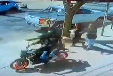 El momento en el que le roban a una chica el celular Foto: Captura de video.