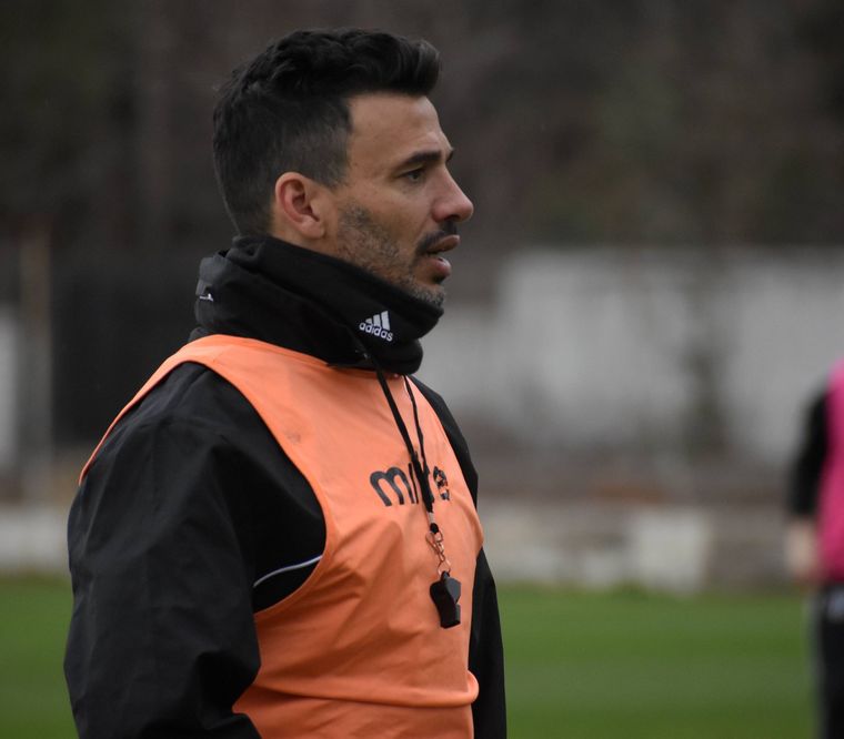 Ariel Broggi tendrá su primer partido en Legrotaglie y sorprendió con la ausencia del goleador del equipo. Foto: prensa Gimnasia y Esgrima.