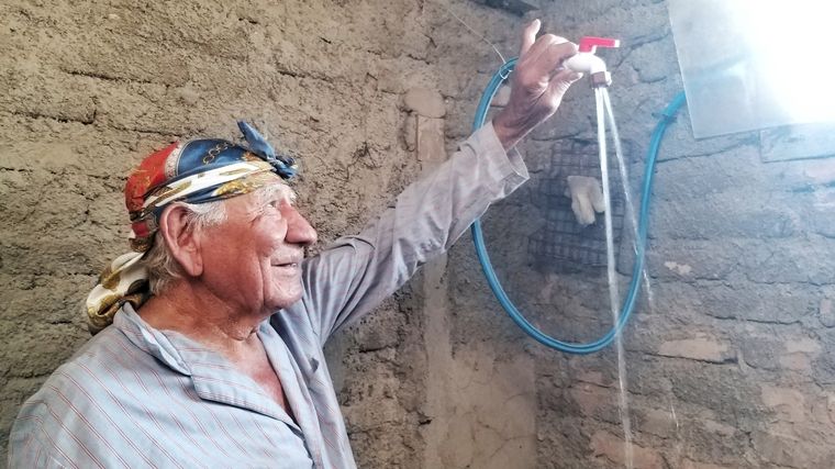 Don Martín probando la ducha de sol por primera vez
